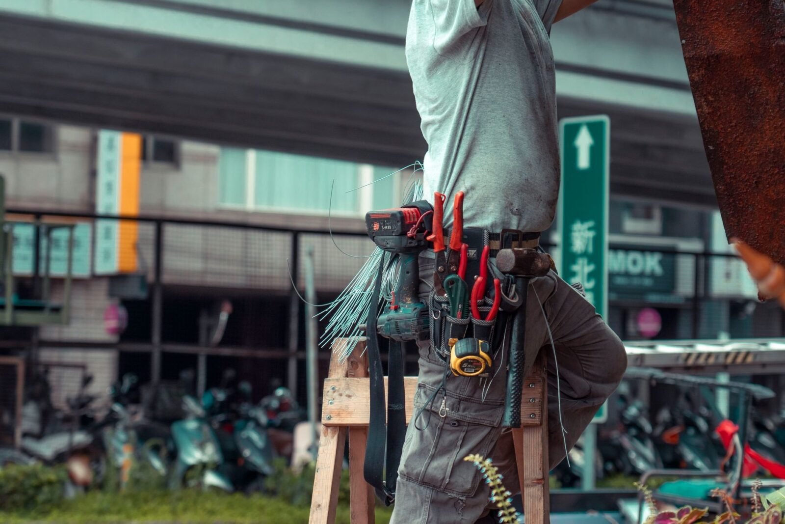 Elektrosicherheit im Garten: Wann der Fachmann muss
